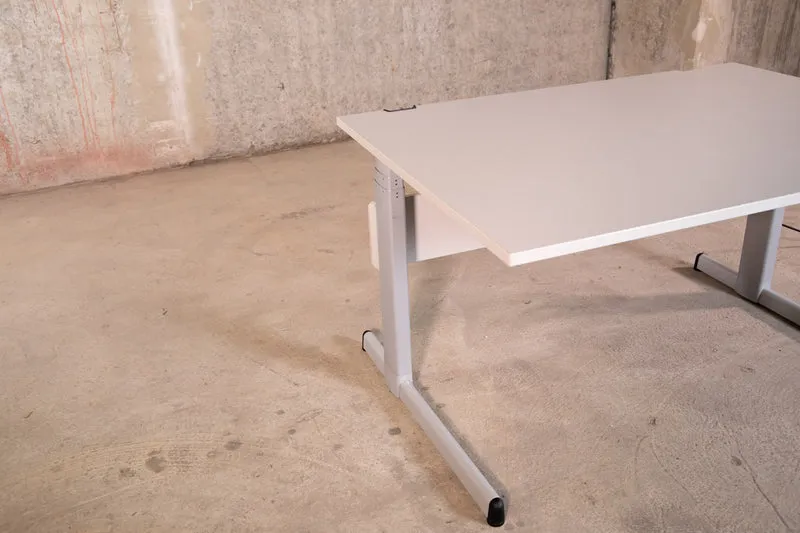 Steelcase – elektrisch höhenverstellbarer Schreibtisch