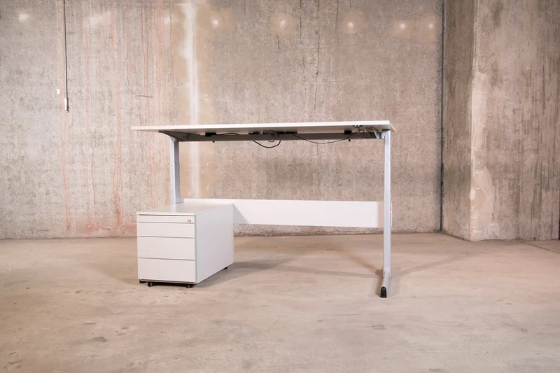Steelcase – elektrisch höhenverstellbarer Schreibtisch