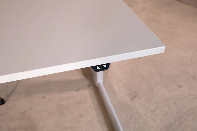 Steelcase – elektrisch höhenverstellbarer Schreibtisch