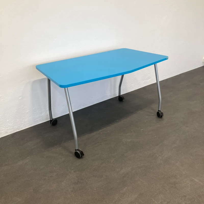 Steelcase Education Roll-Schreibtisch Hellblau-Silbergrau
