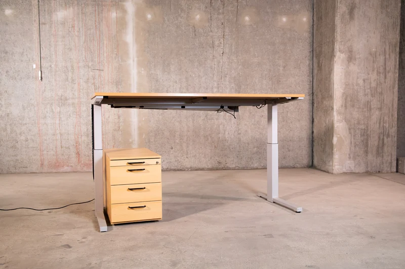 Assmann - elektrisch höhenverstellbarer Schreibtisch
