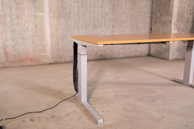 Assmann - elektrisch höhenverstellbarer Schreibtisch