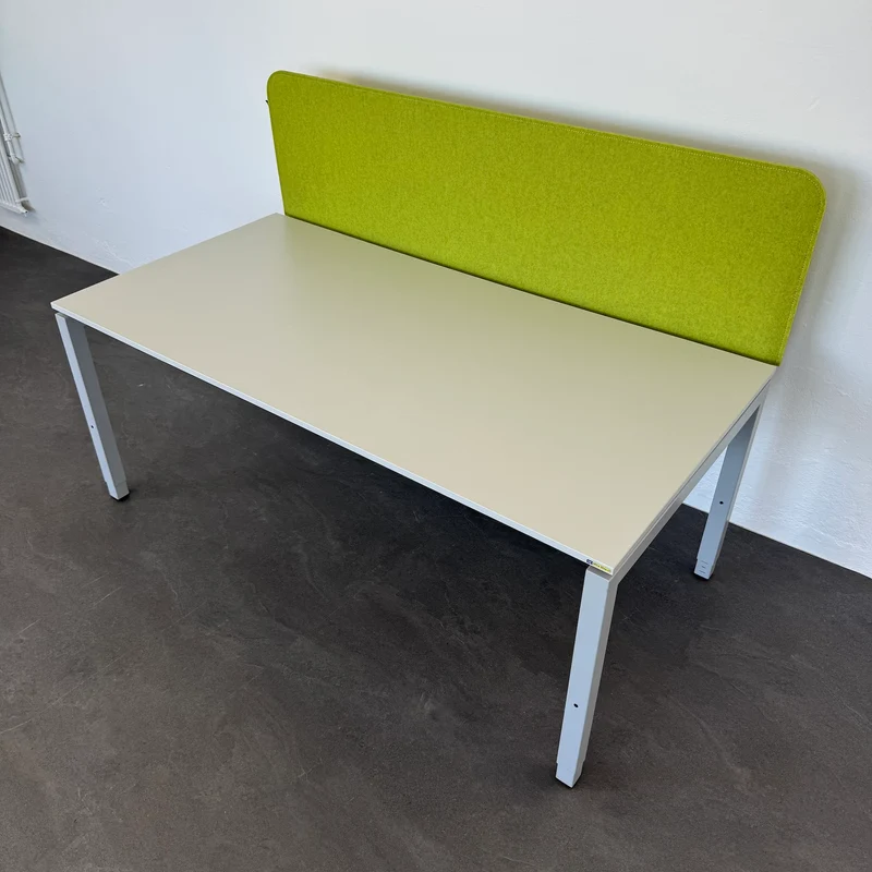 Ergodata Line Desk Schreibtisch mit Buzzi Desk Trennwand