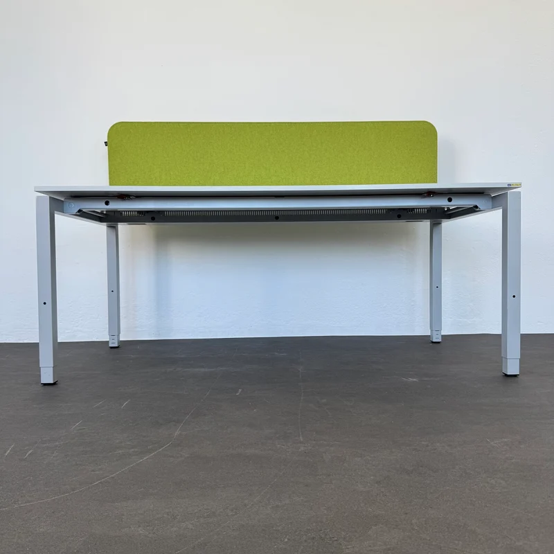 Ergodata Line Desk Schreibtisch mit Buzzi Desk Trennwand