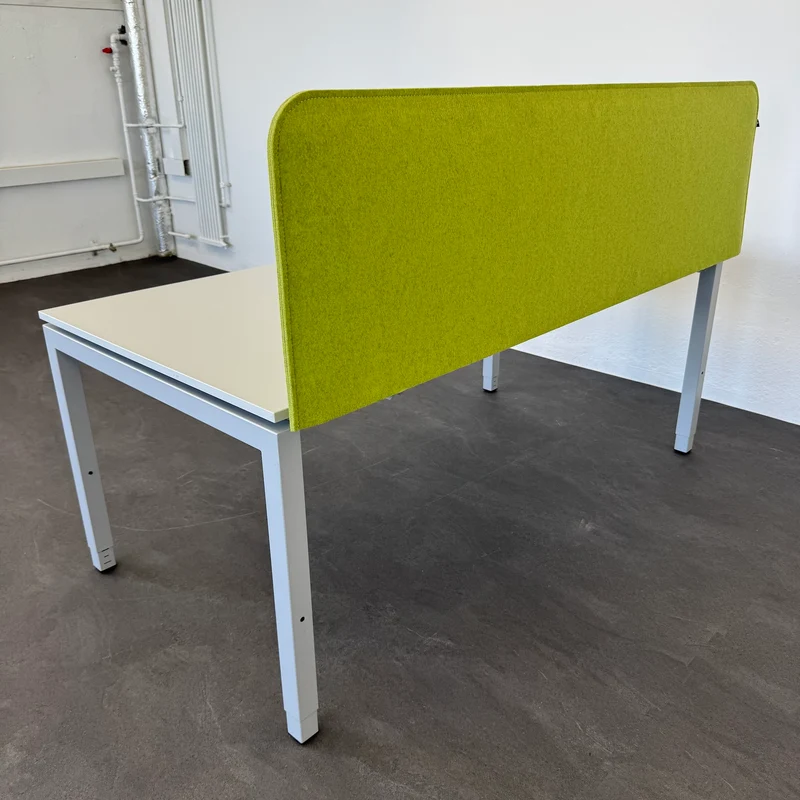 Ergodata Line Desk Schreibtisch mit Buzzi Desk Trennwand