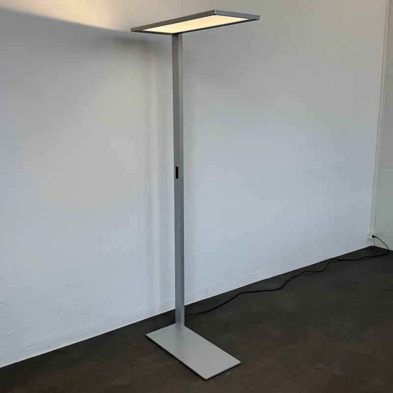 Regent Lightpad LED Stehleuchte für Einzeltisch links