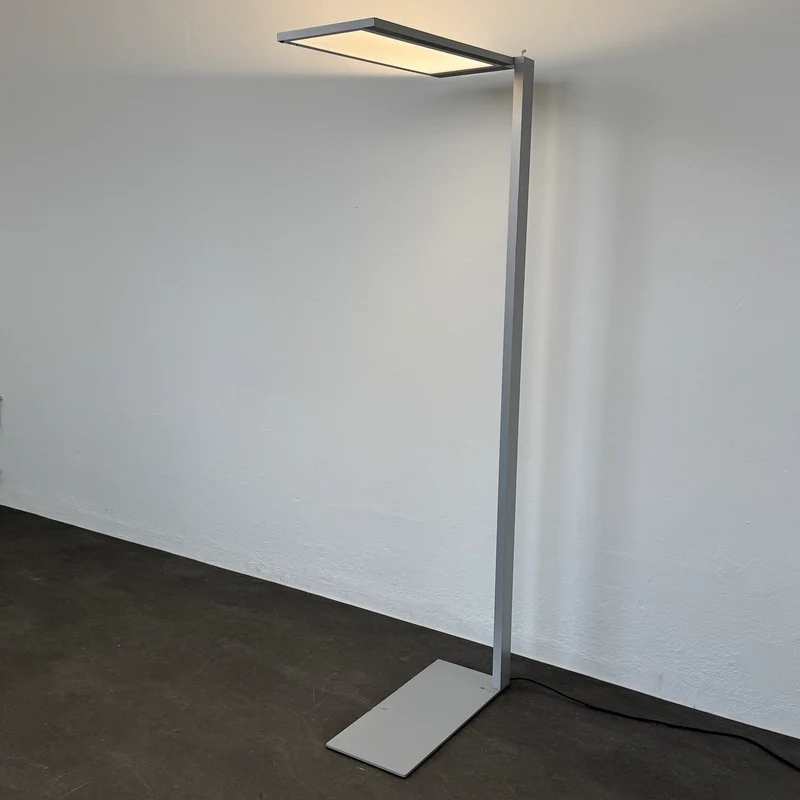 Regent Lightpad LED Stehleuchte für Einzeltisch links