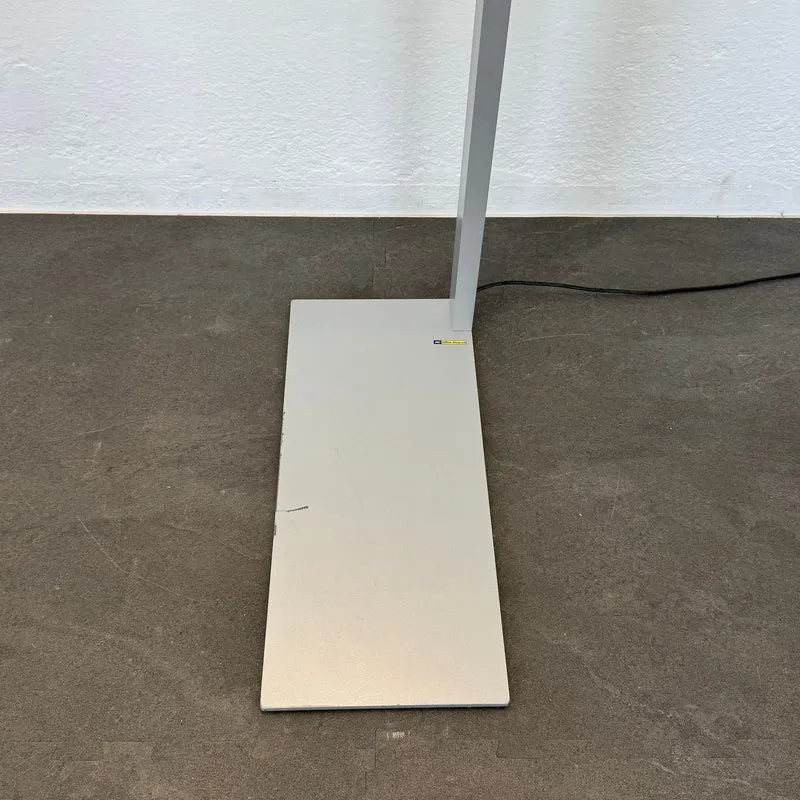 Regent Lightpad LED Stehleuchte für Einzeltisch links