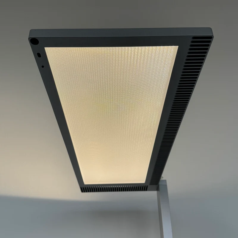 Regent Lightpad LED Stehleuchte für Einzeltisch links