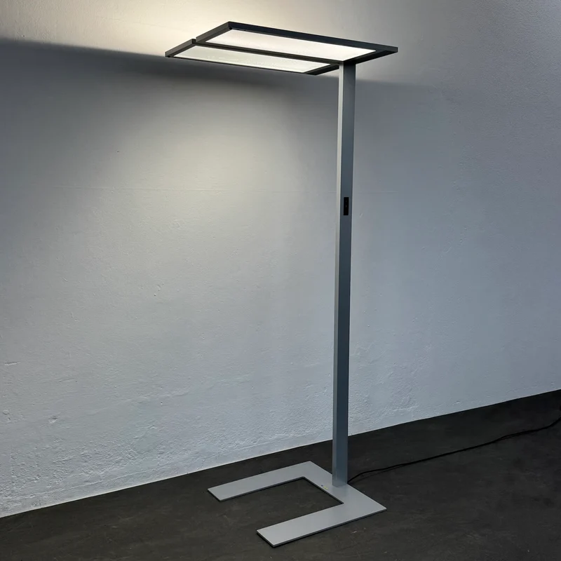 Regent Lightpad LED Stehleuchte für Zweiertisch seitlich