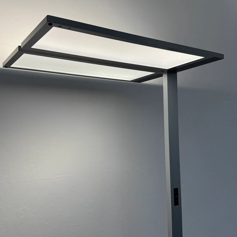 Regent Lightpad LED Stehleuchte für Zweiertisch seitlich