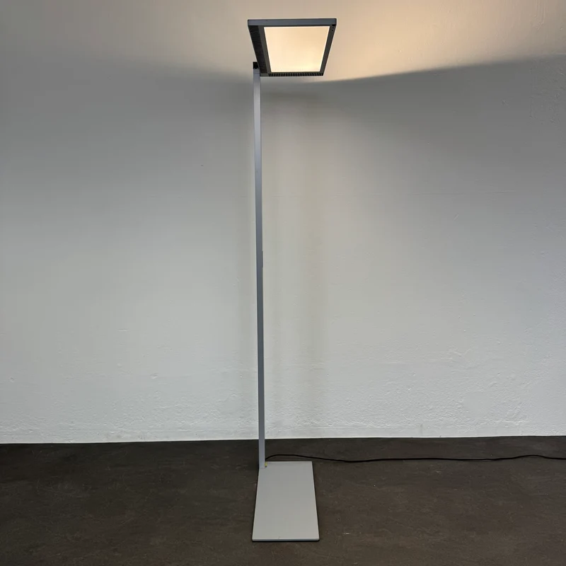 Regent Lightpad LED Stehleuchte für Einzeltisch rechts