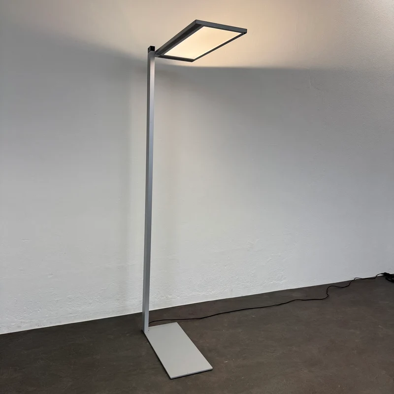 Regent Lightpad LED Stehleuchte für Einzeltisch rechts