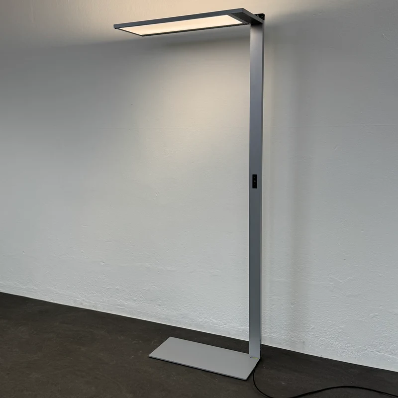 Regent Lightpad LED Stehleuchte für Einzeltisch rechts