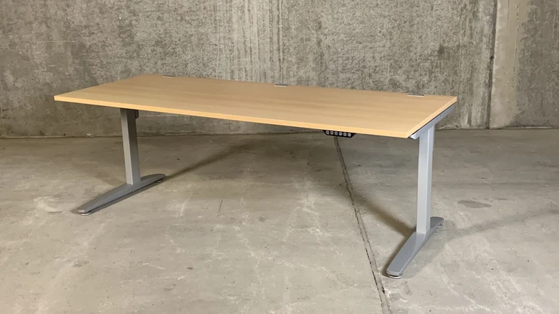 König + Neurath – elektrisch höhenverstellbarer Schreibtisch, C-Fuß, 200 x 80 cm, Buche