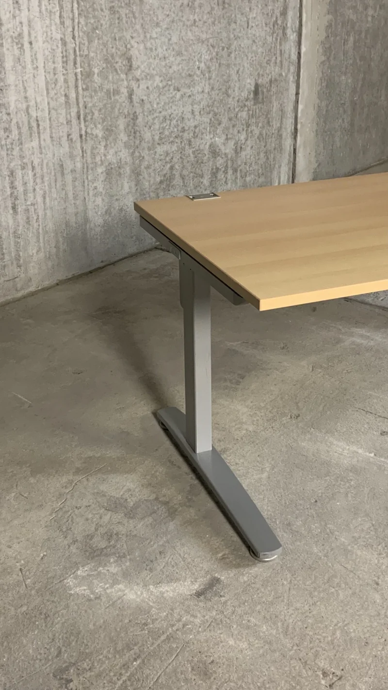 König + Neurath – elektrisch höhenverstellbarer Schreibtisch, C-Fuß, 200 x 80 cm, Buche