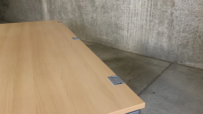 König + Neurath – elektrisch höhenverstellbarer Schreibtisch, C-Fuß, 200 x 80 cm, Buche
