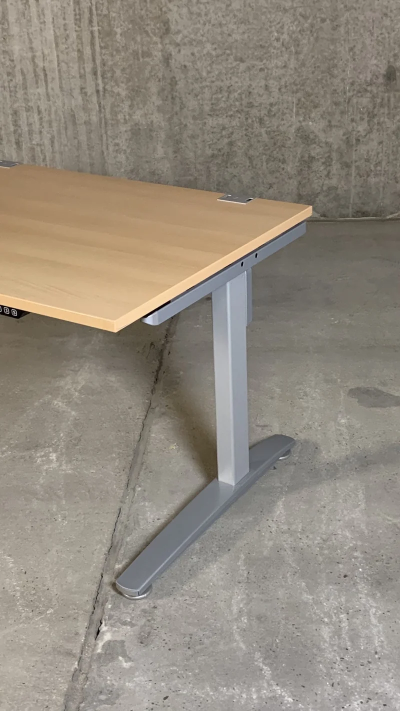 König + Neurath – elektrisch höhenverstellbarer Schreibtisch, C-Fuß, 200 x 80 cm, Buche