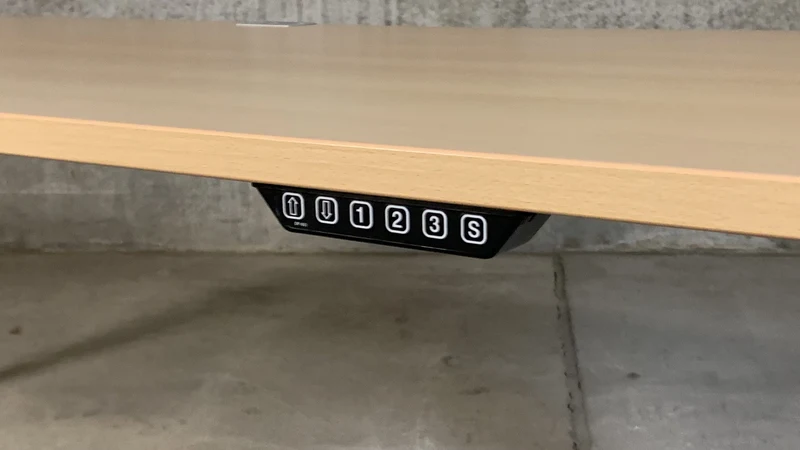 König + Neurath – elektrisch höhenverstellbarer Schreibtisch, C-Fuß, 200 x 80 cm, Buche