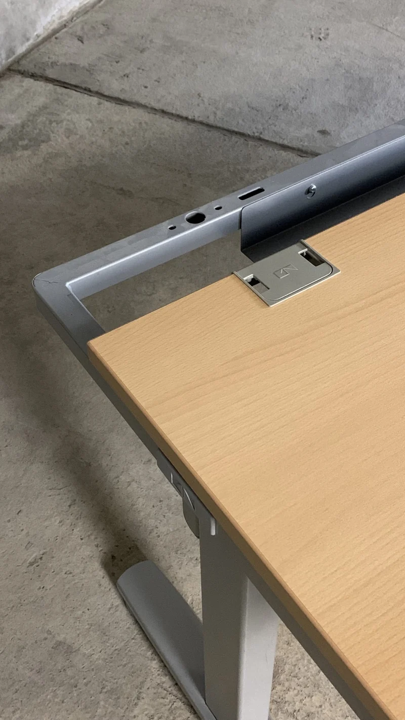 König + Neurath – elektrisch höhenverstellbarer Schreibtisch, C-Fuß, 200 x 80 cm, Buche