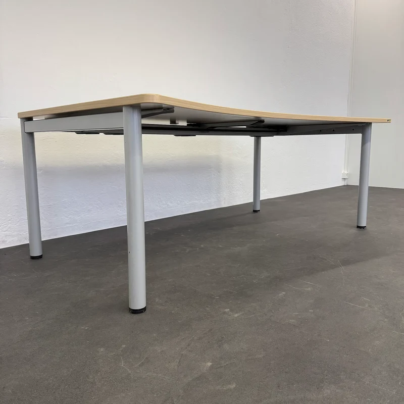 Steelcase Frisco Schreibtisch Cosinus mit Kabelführung