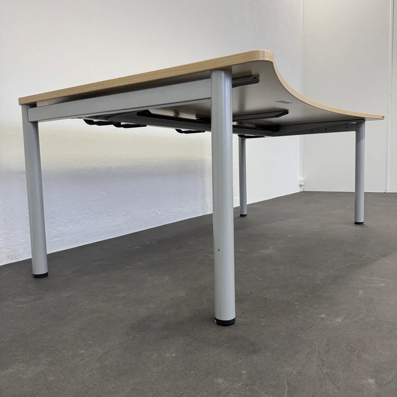 Steelcase Frisco Schreibtisch Cosinus mit Kabelführung