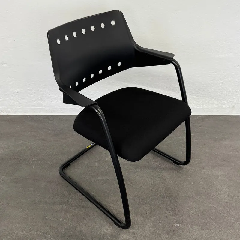 Girsberger 3300 Freischwinger mit Sitzfläche Stoff Schwarz - Gestell Schwarz