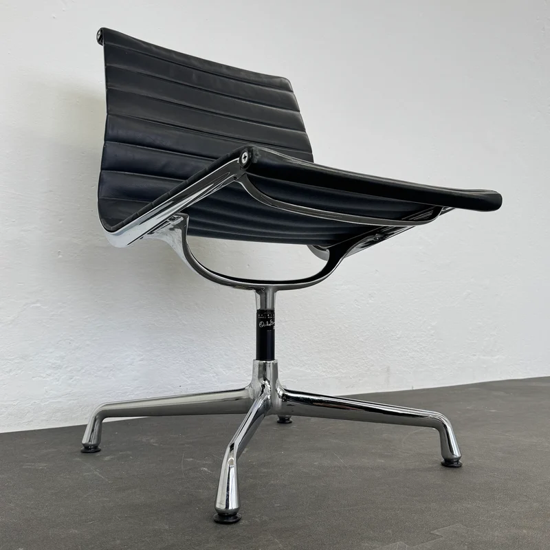 Vitra Eames Alu Chair EA106 Leder