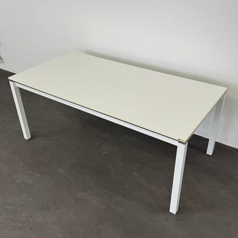 Office Line Basic Schreibtisch