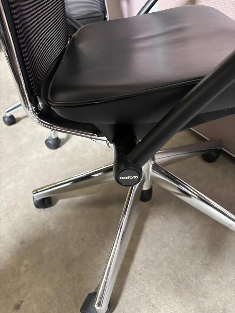 Haworth Comforto Konferenzstuhl Leder mit Netzrücken Anthrazit / Schwarz