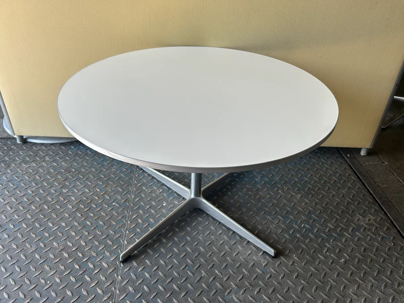 Fritz Hansen Beistelltisch Weiß [niedrig]