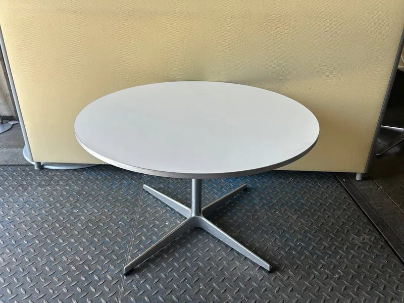 Fritz Hansen Beistelltisch Weiß [niedrig]