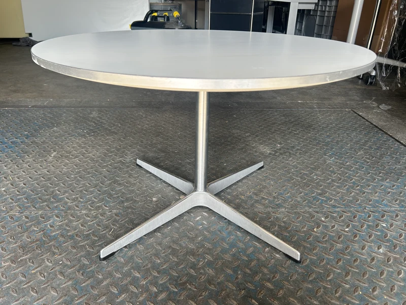 Fritz Hansen Beistelltisch Weiß [niedrig]