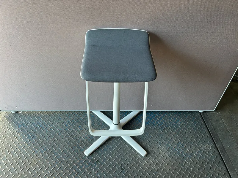 Interstuhl KINETICis5 710K Barhocker Grau / Weiß