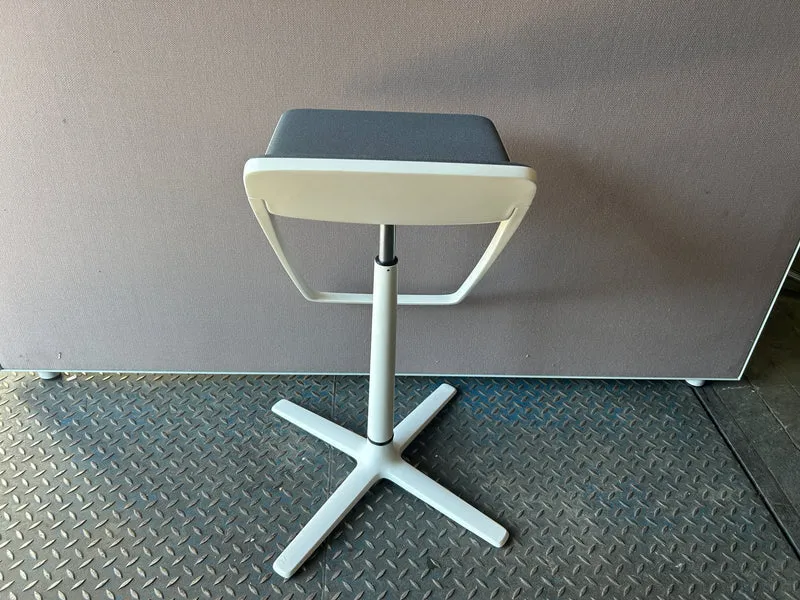 Interstuhl KINETICis5 710K Barhocker Grau / Weiß