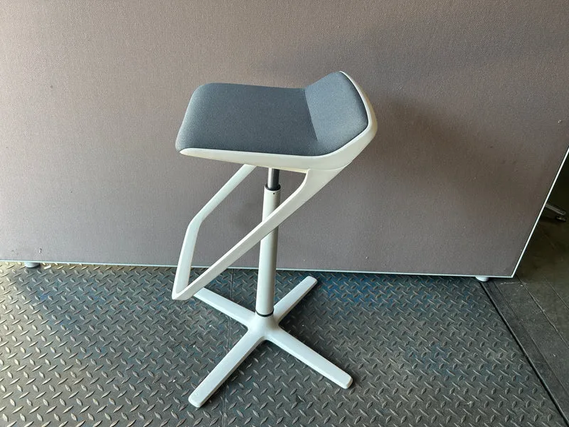 Interstuhl KINETICis5 710K Barhocker Grau / Weiß