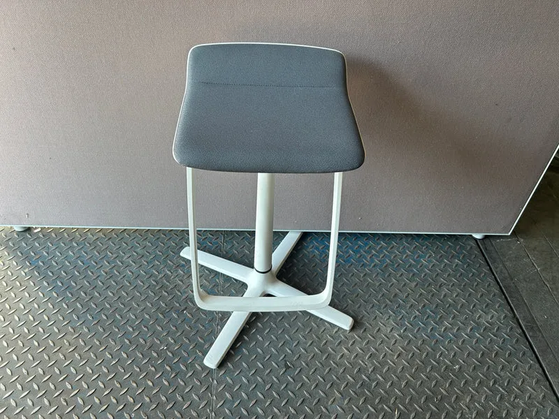 Interstuhl KINETICis5 710K Barhocker Grau / Weiß