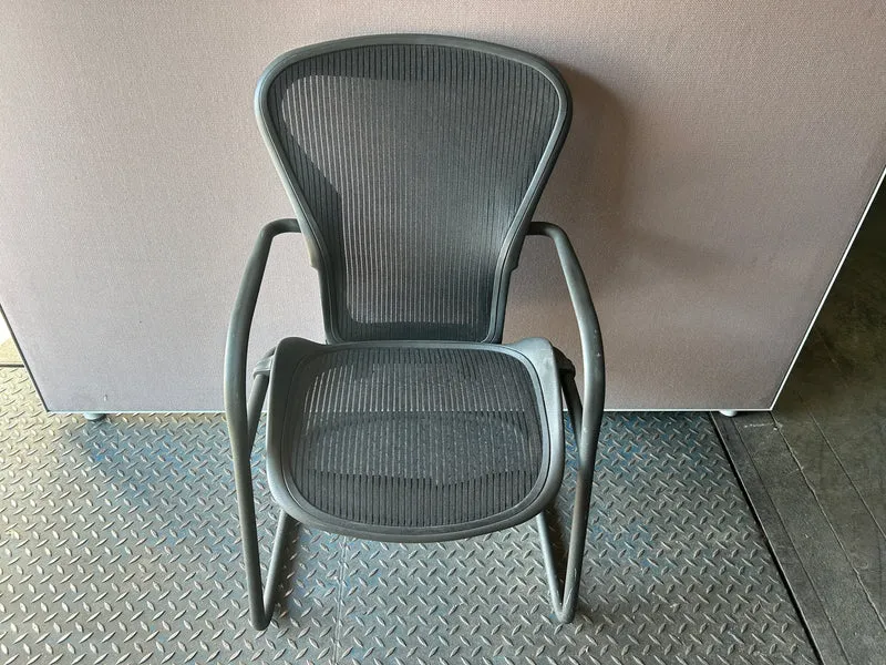 Herman Miller Aeron Konferenzstuhl Anthrazit