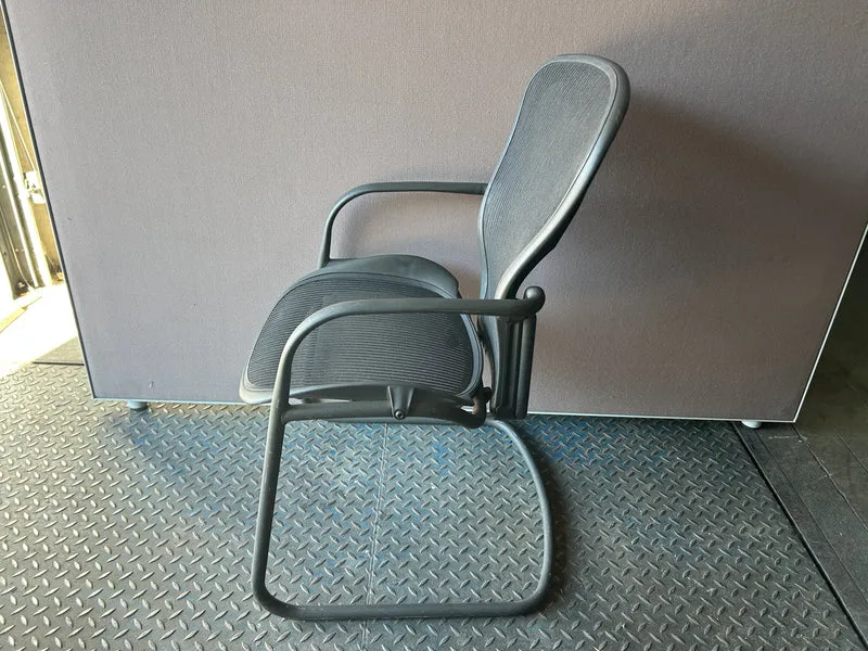 Herman Miller Aeron Konferenzstuhl Anthrazit