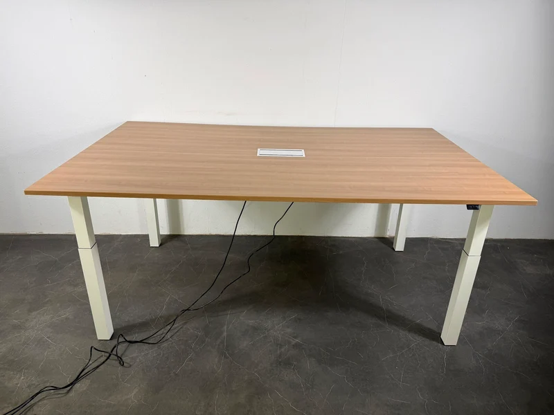 Palmberg elektrisch höhenverstellbarer Konferenztisch helles Nussbaum