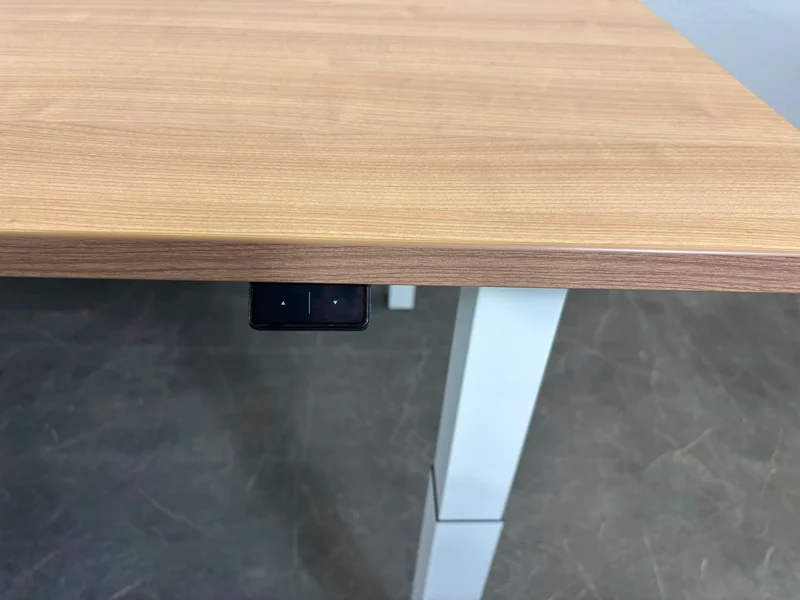 Palmberg elektrisch höhenverstellbarer Konferenztisch helles Nussbaum