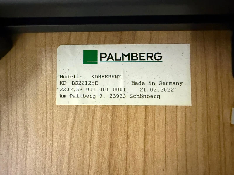 Palmberg elektrisch höhenverstellbarer Konferenztisch helles Nussbaum