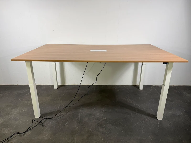 Palmberg elektrisch höhenverstellbarer Konferenztisch helles Nussbaum