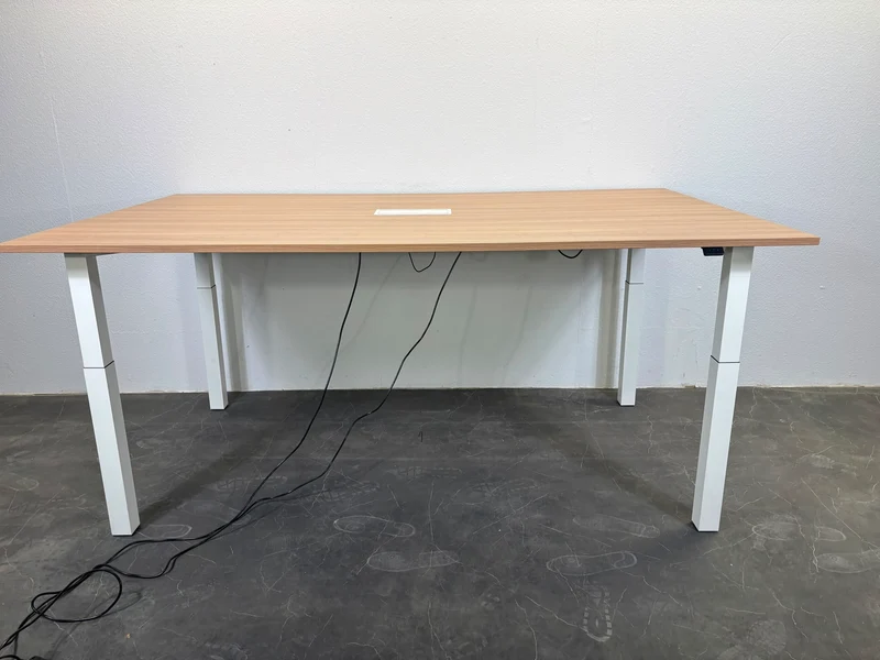 Palmberg elektrisch höhenverstellbarer Konferenztisch helles Nussbaum