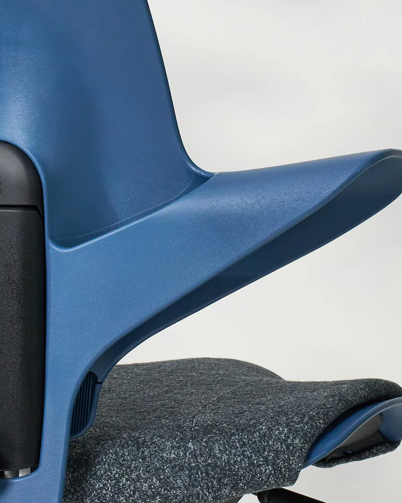 HÅG Capisco Puls 8020 Design Collection - Blueberry ARDA by Kvadrat
