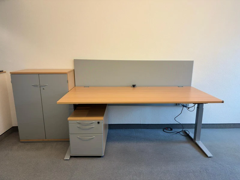 König & Neurath elektrisch höhenverstellbarer Schreibtisch Buche