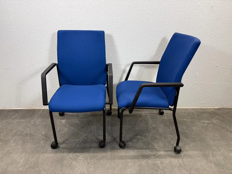 Dauphin Konferenzstuhl Blau auf Rollen