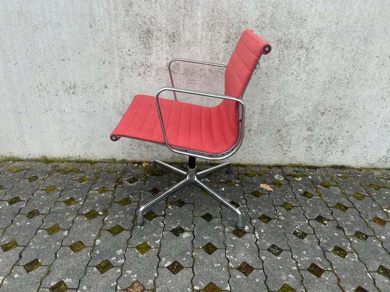 Vitra Eames 107 Konferenzstuhl Rot