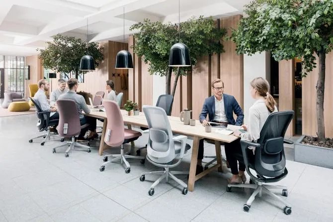 HÅG SoFi Mesh 7500 Ergonomic Office Chair with Headrest - Light Grey