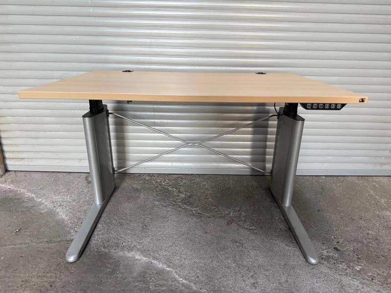 König & Neurath Elektrisch höhenverstellbarer Schreibtisch Buche 120x80